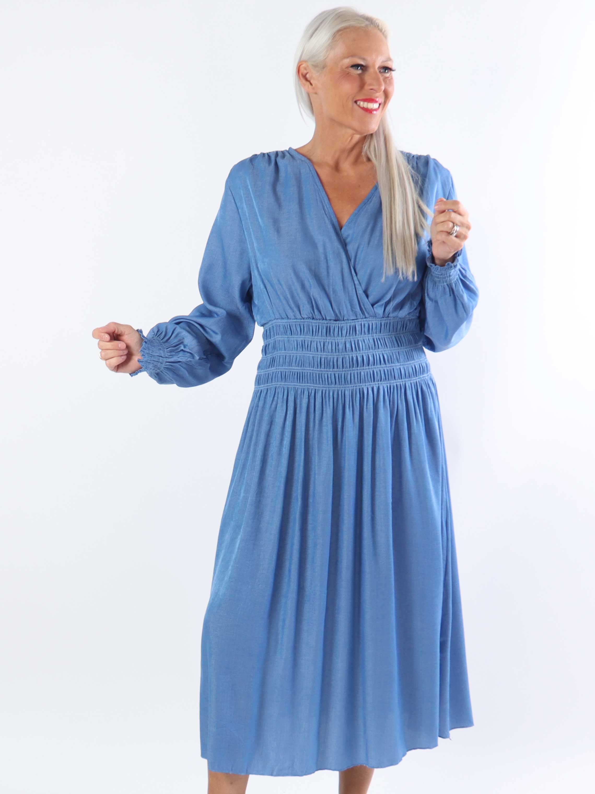Pams Denim Midi L/S - Plus size klänning med smock i midjan